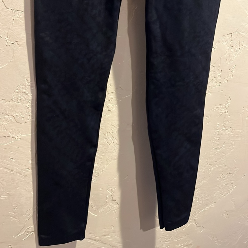 Spanx Look At Me Now Patterned Cropped Leggings - Picture 6 of 7